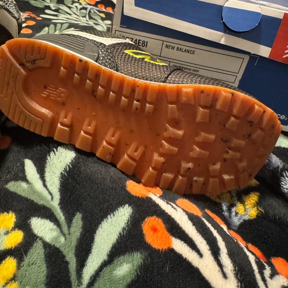 New Balance Green and Black Athletic Sneakers with Velcro - Picture 2 of 4